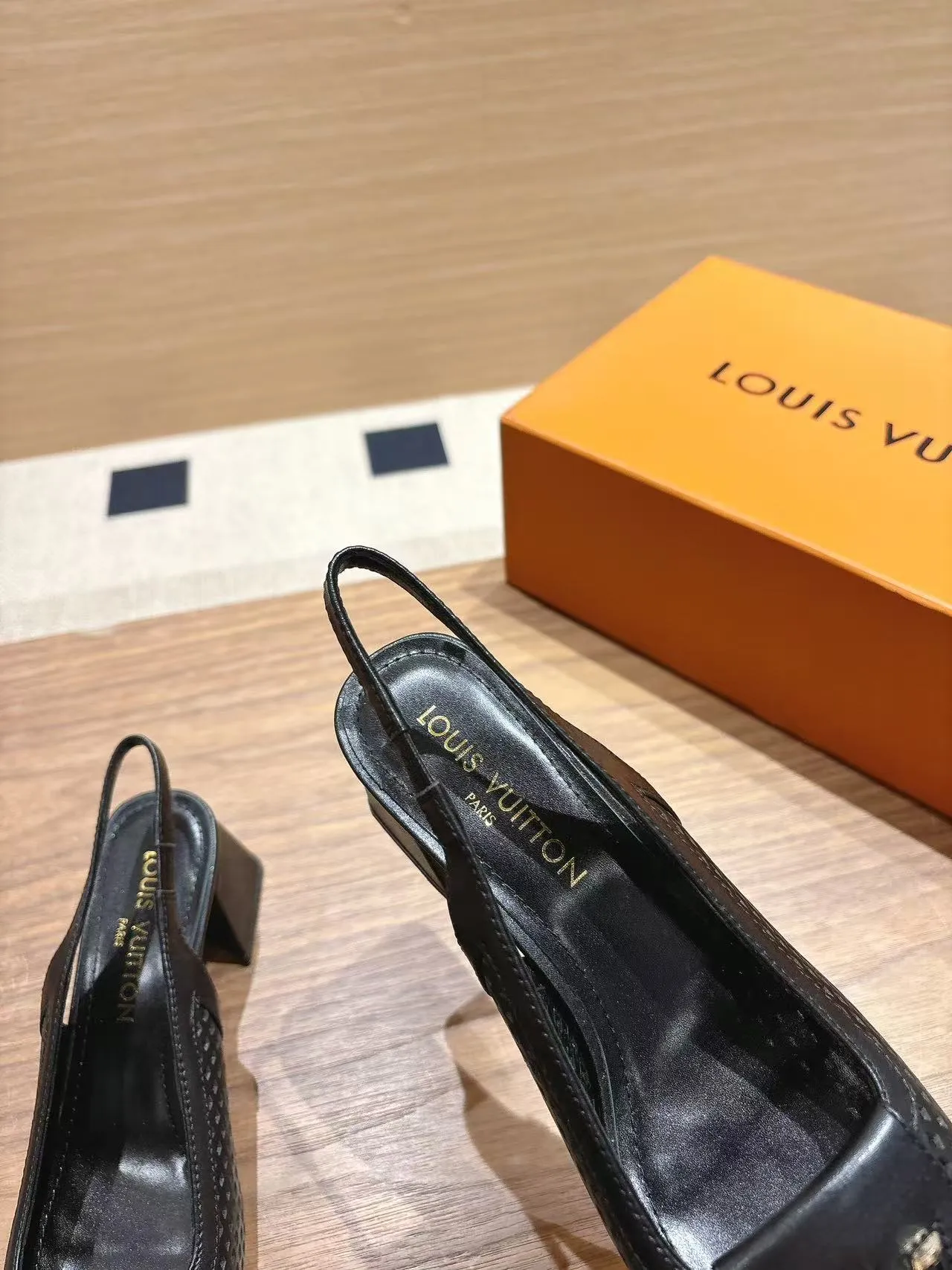 👟👟Ex-factory price 600👟👟 LV Louis Vuitton 25ss top version. Features the latest SHAKE hollow slingback sandals. Hard goods are new. Purchasing level! Full of high-end sense! A popular one among domestic and foreign bloggers. It is retro and fashionable and looks great on the feet! The main model on the official website. Upper: original customized cowhide surface. Lining: imported goatskin lining. ·Outsole: original Italian leather outsole ■Height: 3.5cm5.5cm ·Shoe size: 35-40 (41, 42 customizations are not returnable)